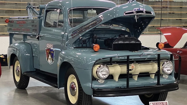 1951 Ford F3 Wrecker Is a Vintage Beauty